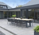 2021 Borek Ardenza belt Majinto chair dark grey – teak Guarda table (1)